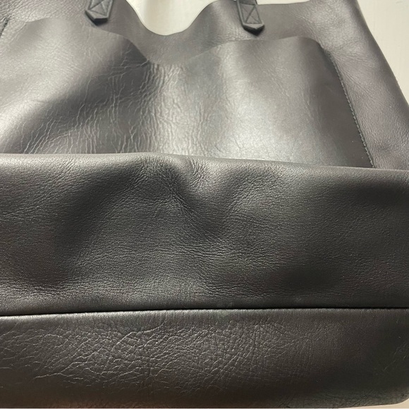 The Medium Transport Tote - Picture 8 of 9